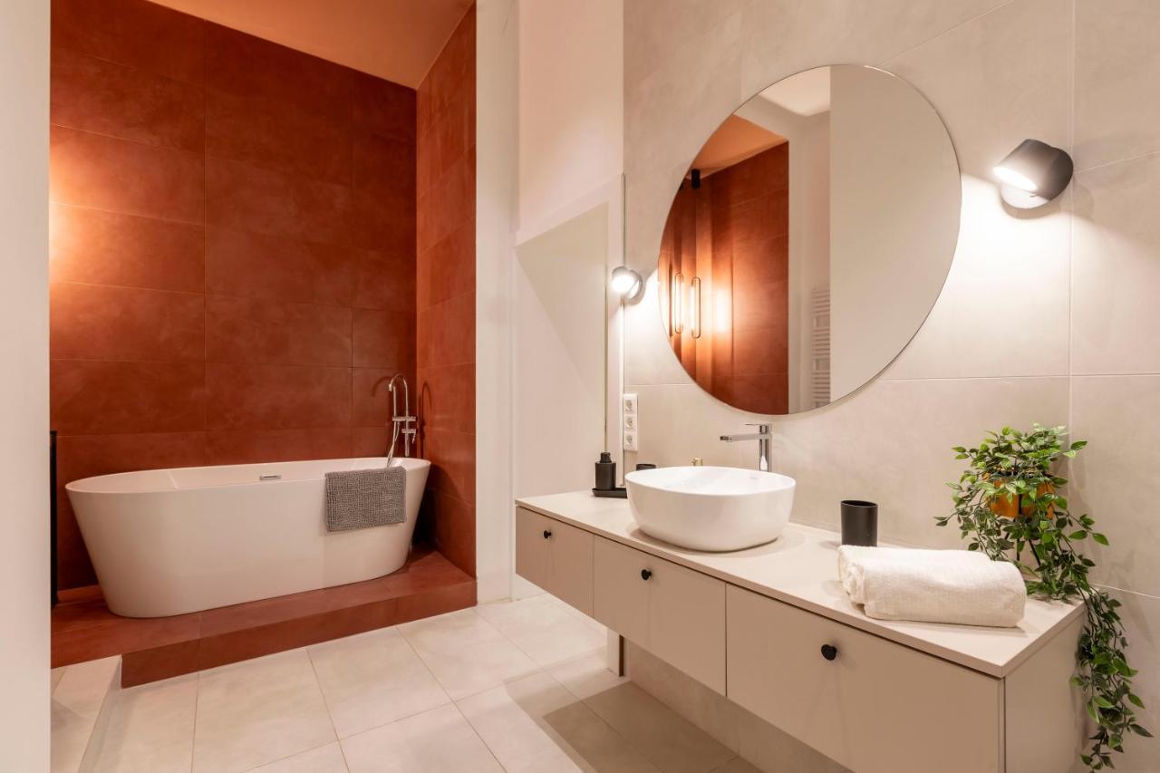 Luxurious Minimalist Residence With Sauna By Prestige Homes Budapest Ngoại thất bức ảnh